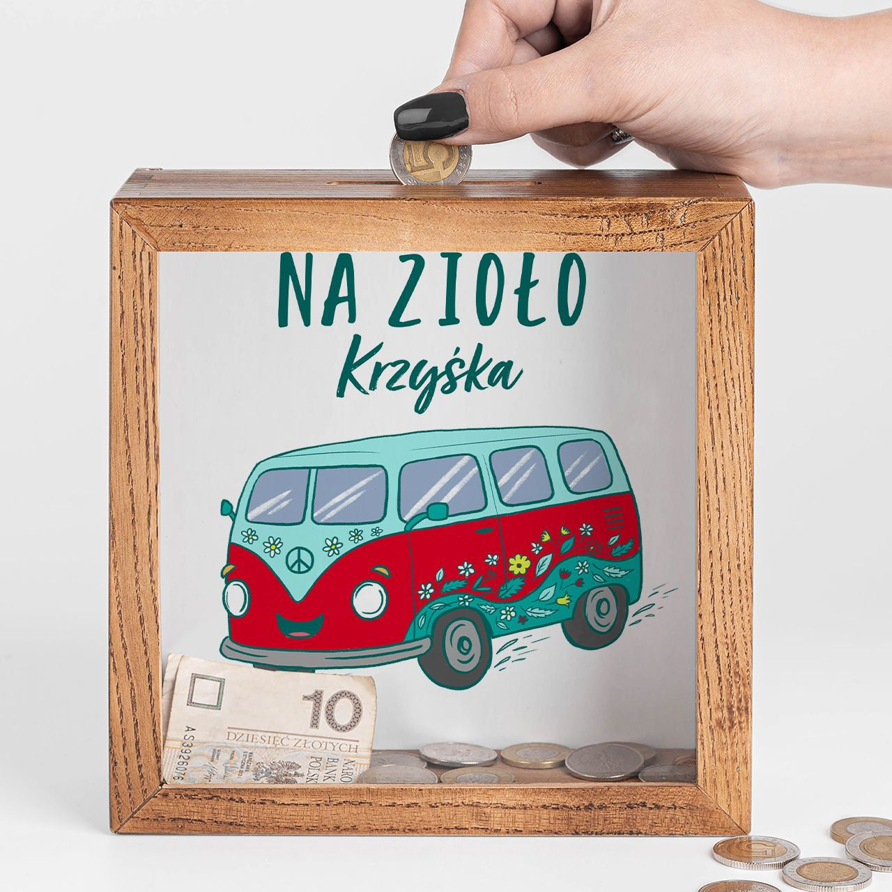 Drewniana skarbonka z własnym napisem - Odjazdowa prezent dla niej prezent dla niego personalizowana skarbonka