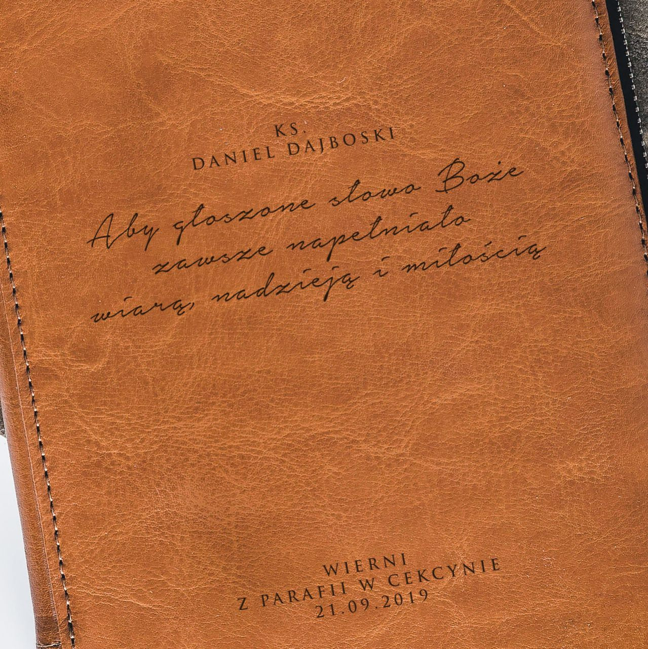 Skórzany organizer męski - prezent dla księdza z grawerowaną dedykacją upominek dla księdza