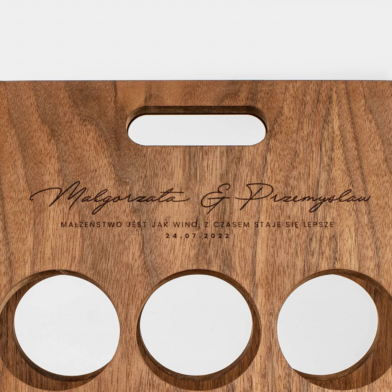 Personalizowany stojak do wina - elegancki prezent ślubny