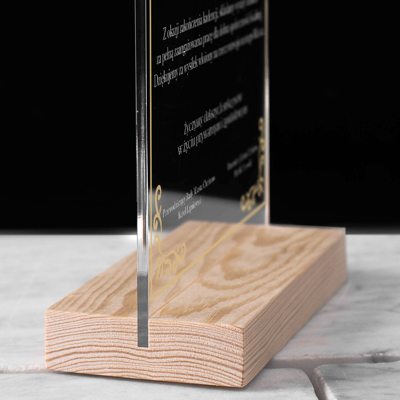 Statuetka z podziękowaniem dla radnego na koniec kadencji