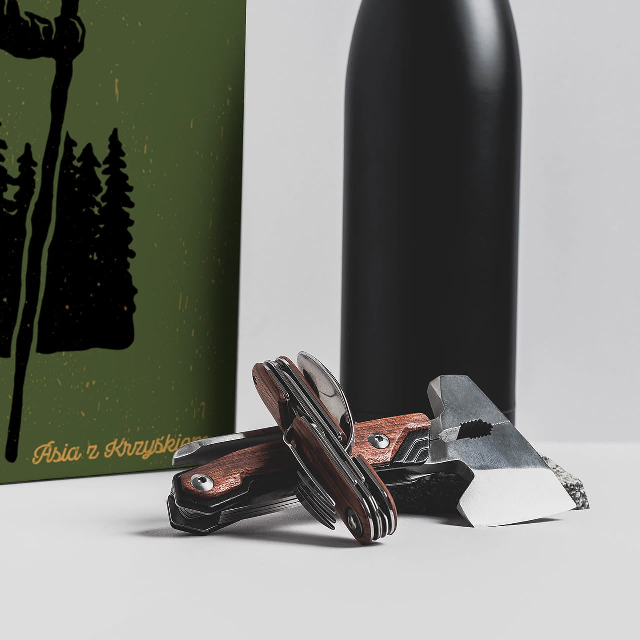 Zestaw dla survivalowca - termos, scyzoryk i toporek zestaw survivalowy prezent dla miłośnika survivalu