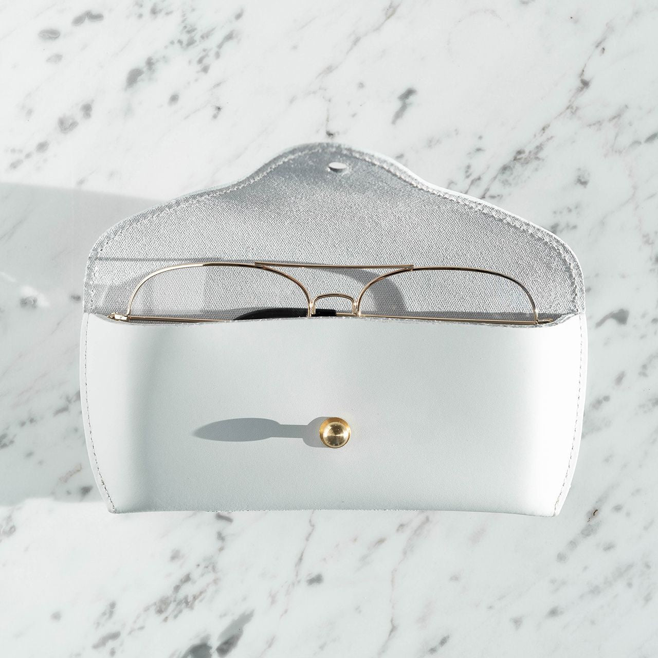 Eleganckie etui na okulary z inicjałami - prezent dla żony