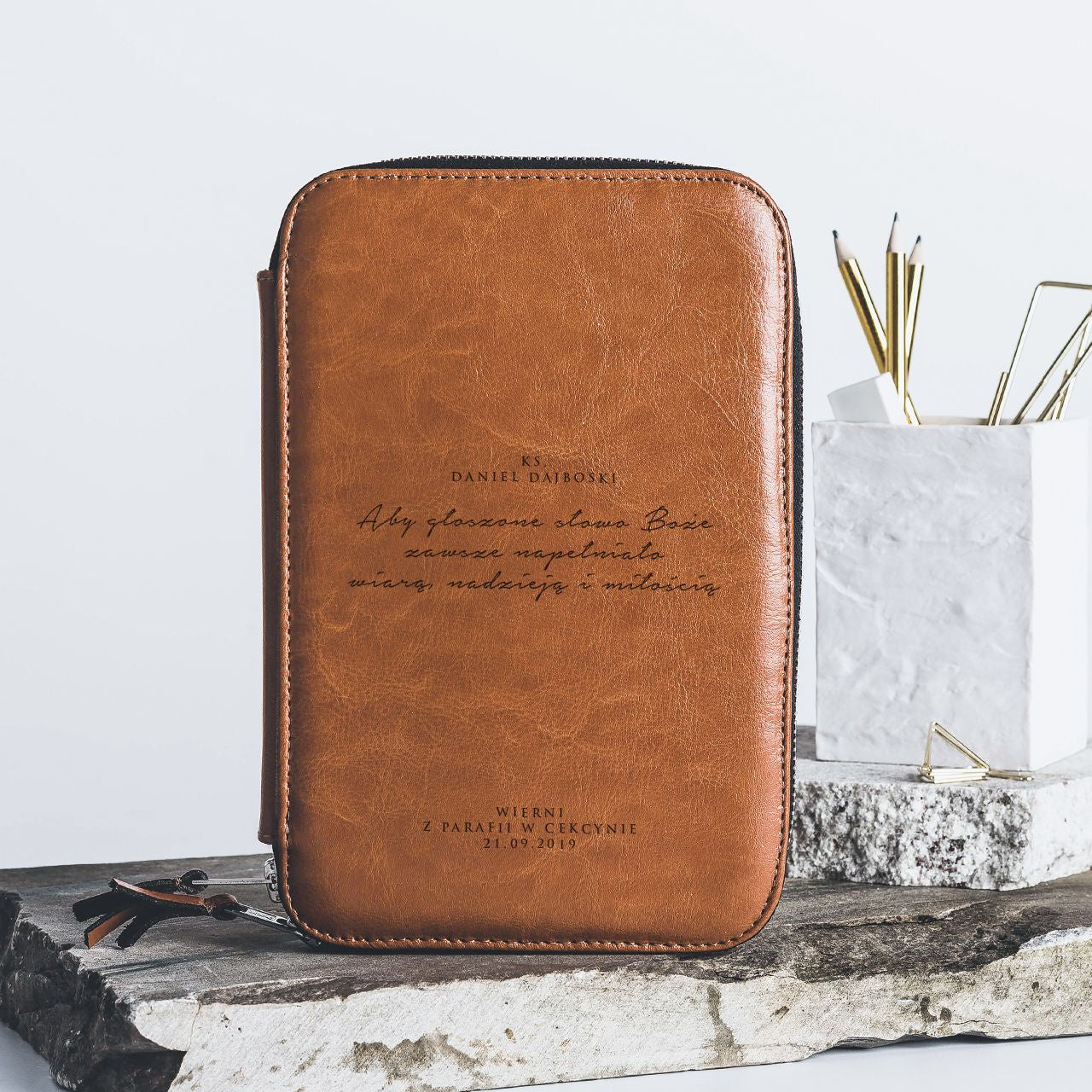 Skórzany organizer męski - prezent dla księdza z grawerowaną dedykacją upominek dla księdza