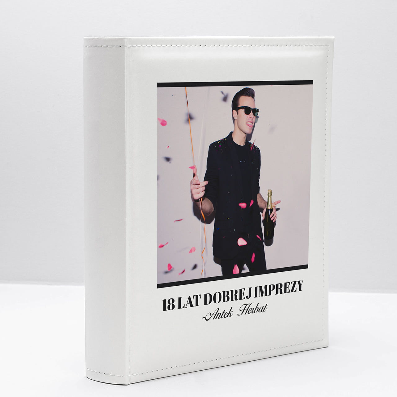 Personalizowany album na zdjęcia z okazji 18 urodzin