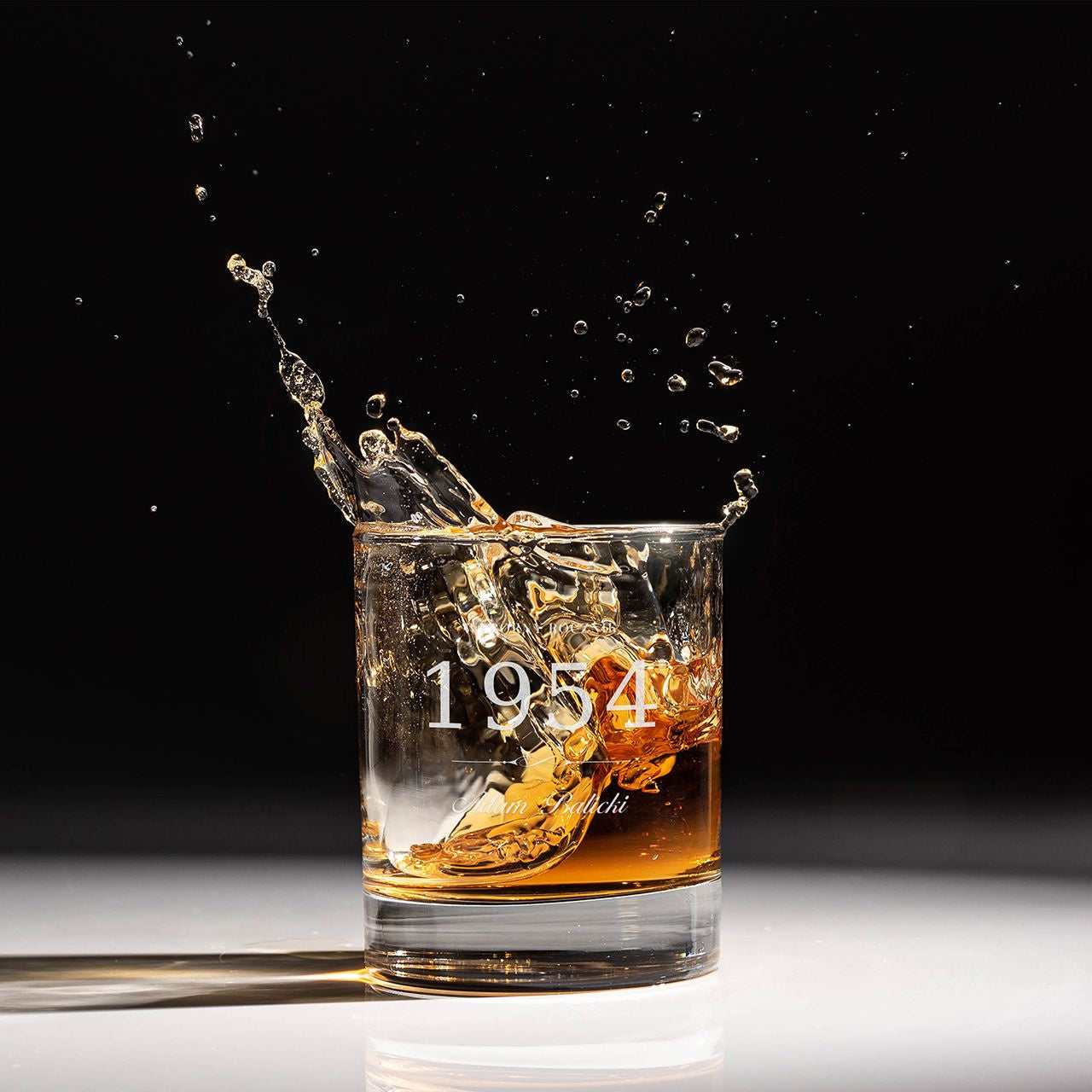 Grawerowana szklanka do whisky - elegancki prezent urodzinowy