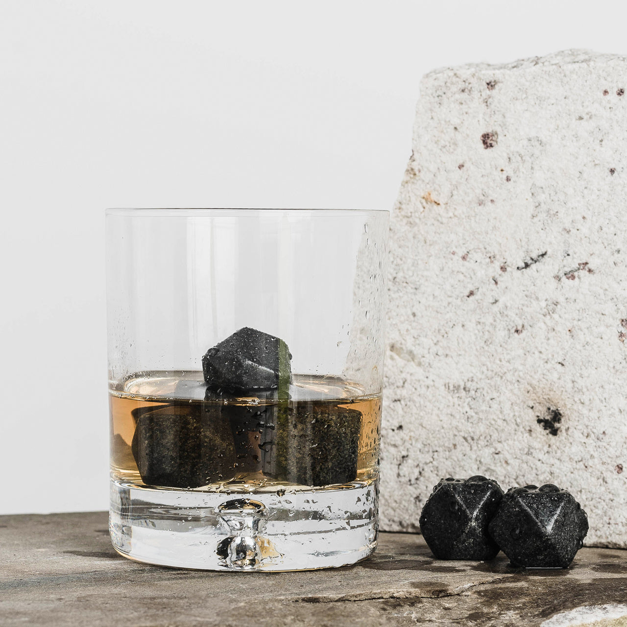 Granitowe kostki do whisky - prezent dla miłośnika whisky