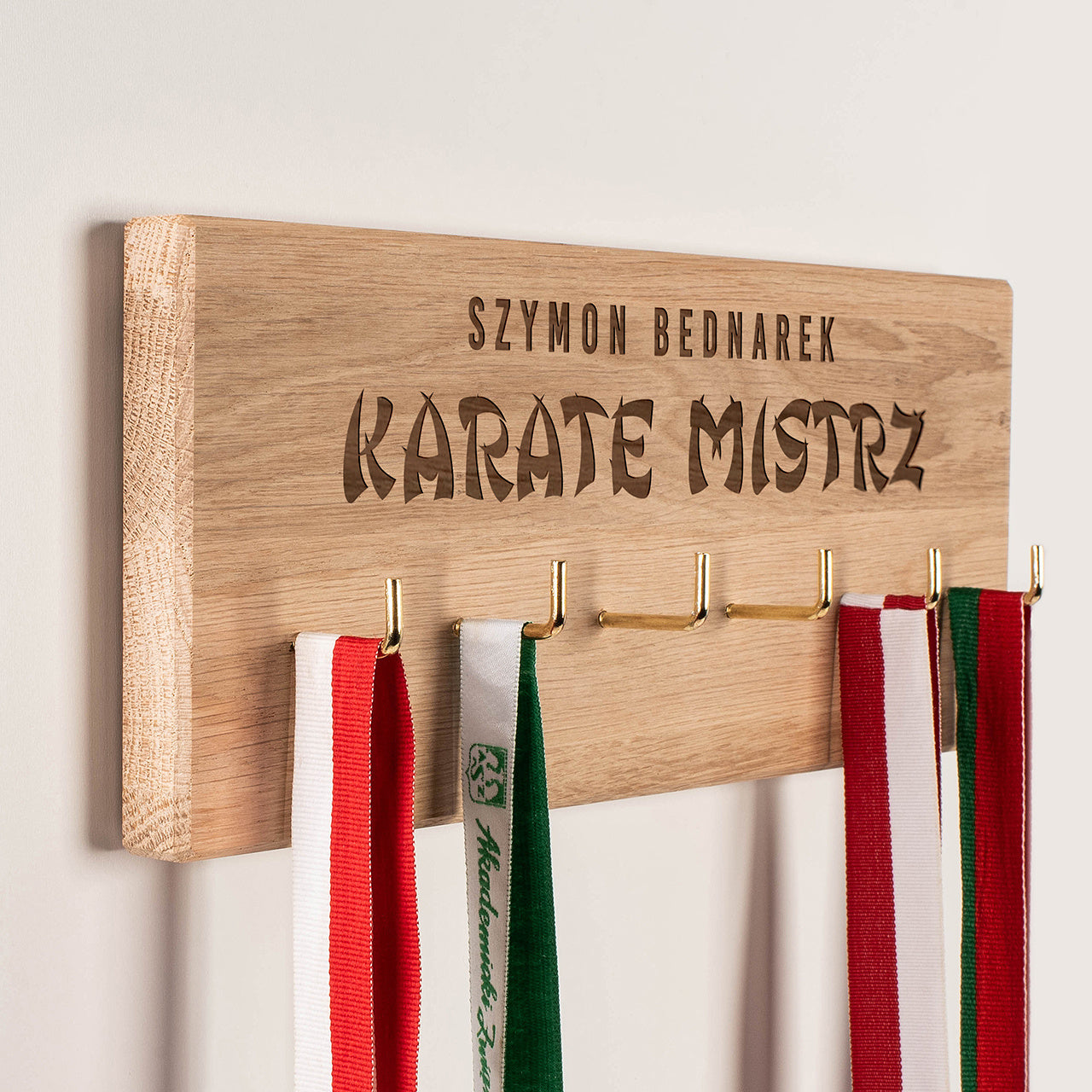Personalizowany wieszak na medale- prezent dla karateki