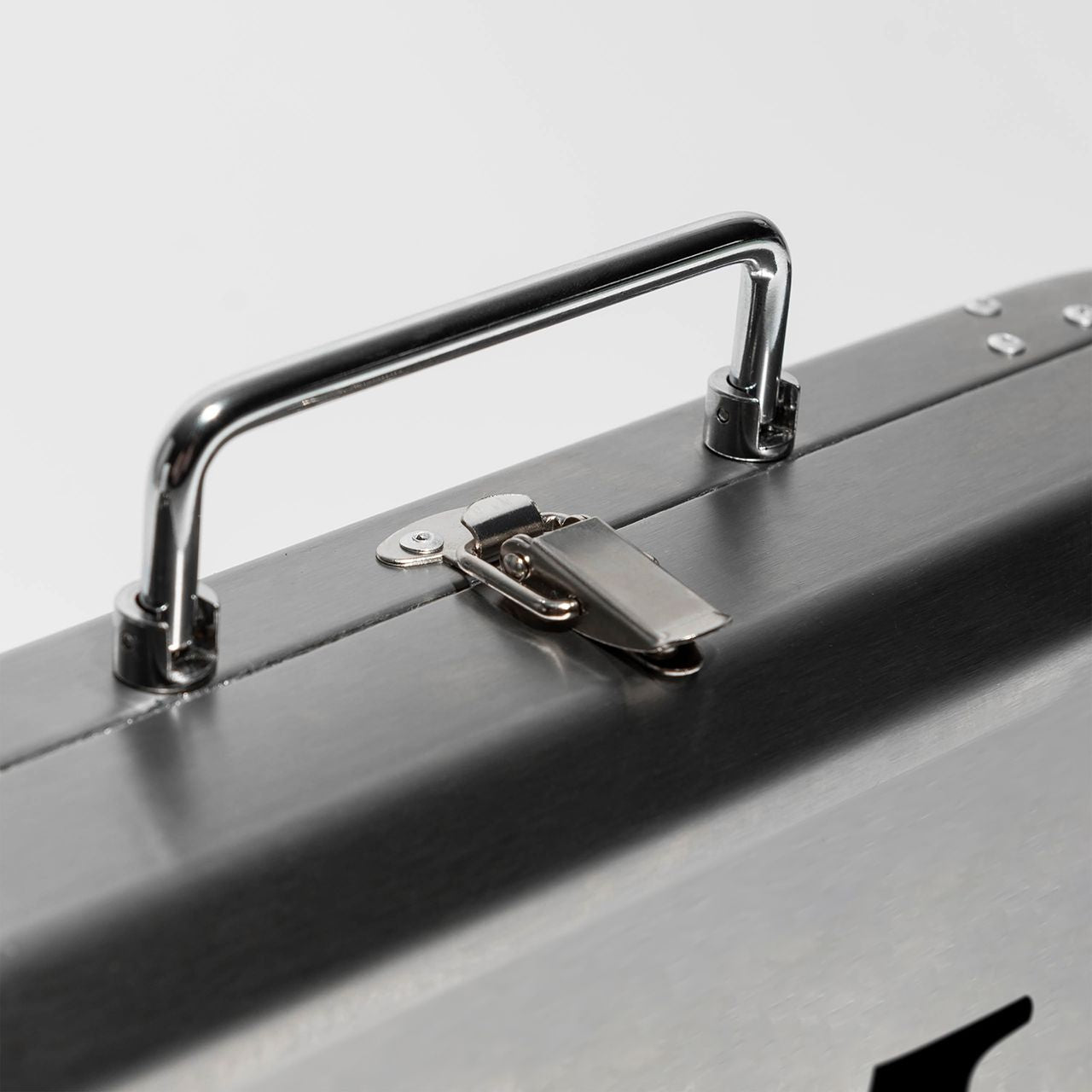Grill w walizce z personalizacją - monogram