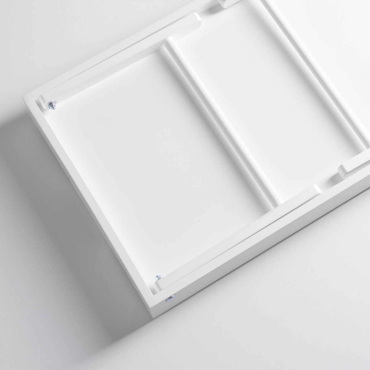 Grawerowany stolik śniadaniowy na prezent dla narzeczonych