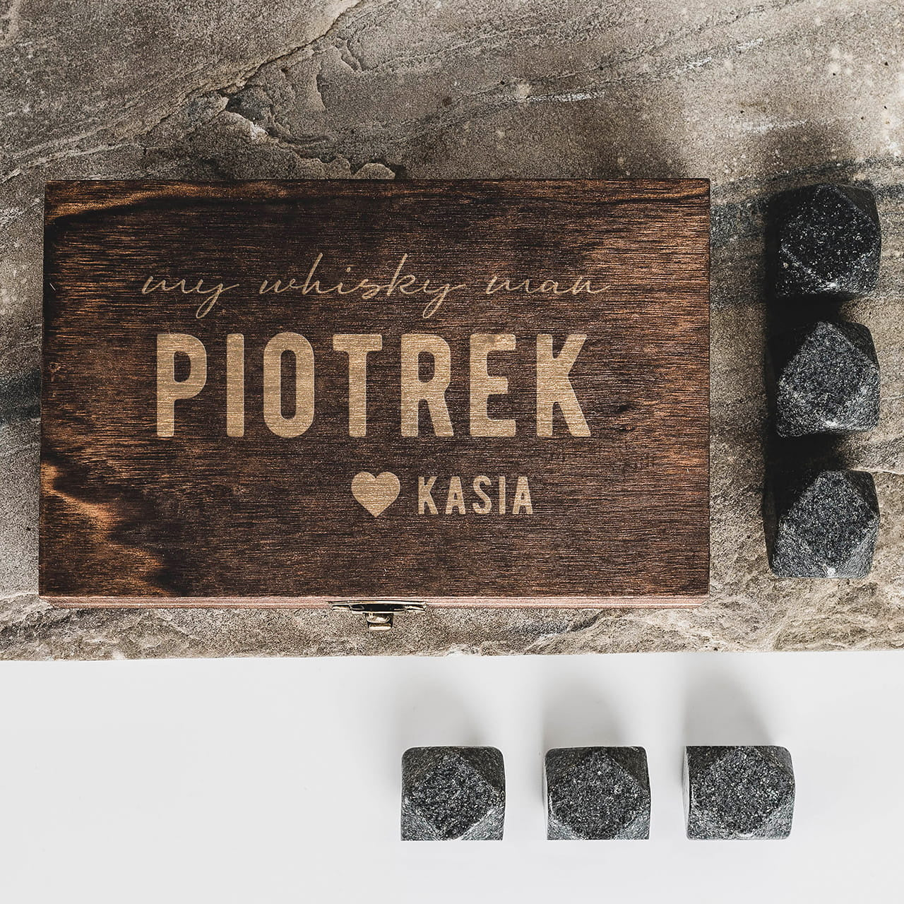 Grawerowane kamienie do alkoholu - prezent na rocznice dla niego