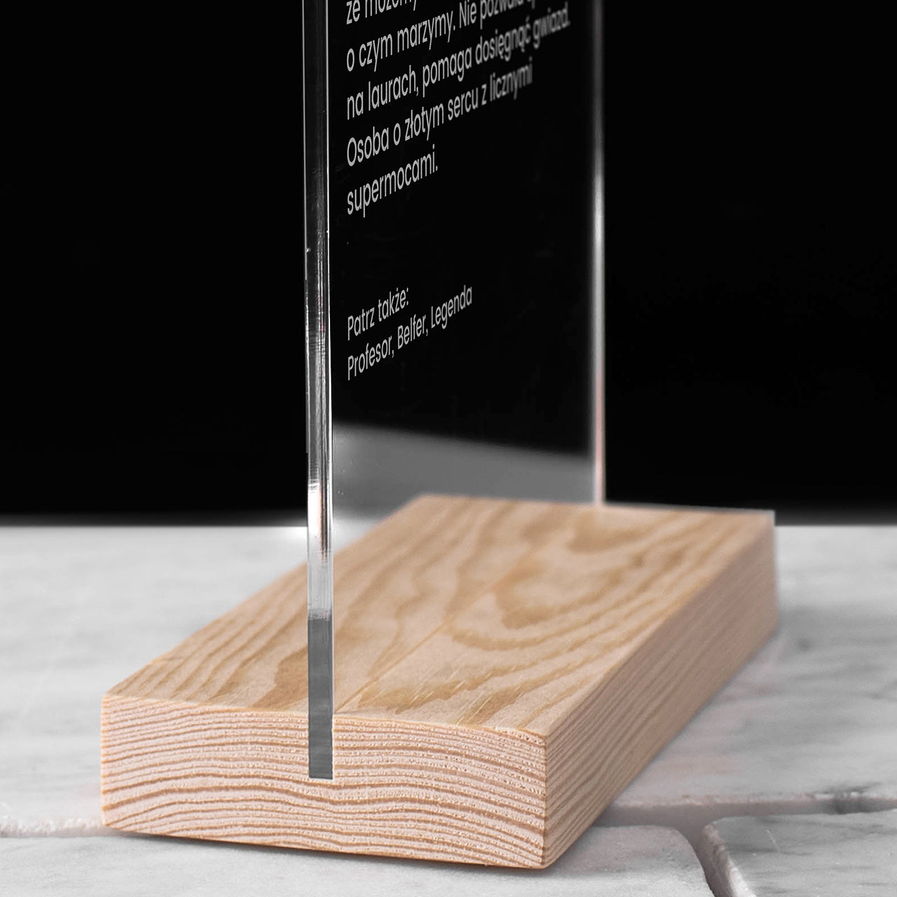 Statuetka dla nauczyciela - prezent z okazji Dnia Nauczyciela