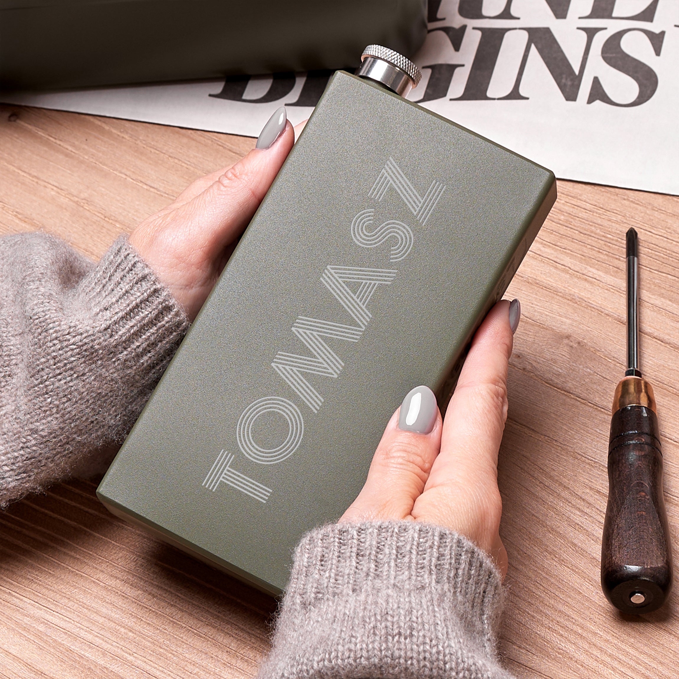 Duża piersiówka z imieniem dla mężczyzny elegancki prezent dla mężczyzny personalizowana piersiówka