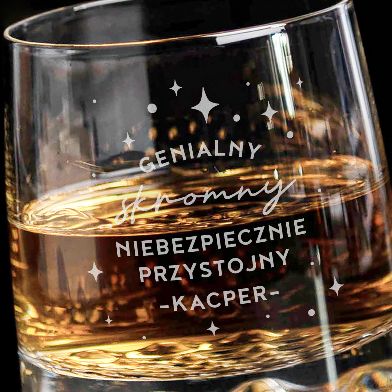 Grawerowana szklaneczka do whisky na prezent dla chłopaka - niebezpiecznie przystojny