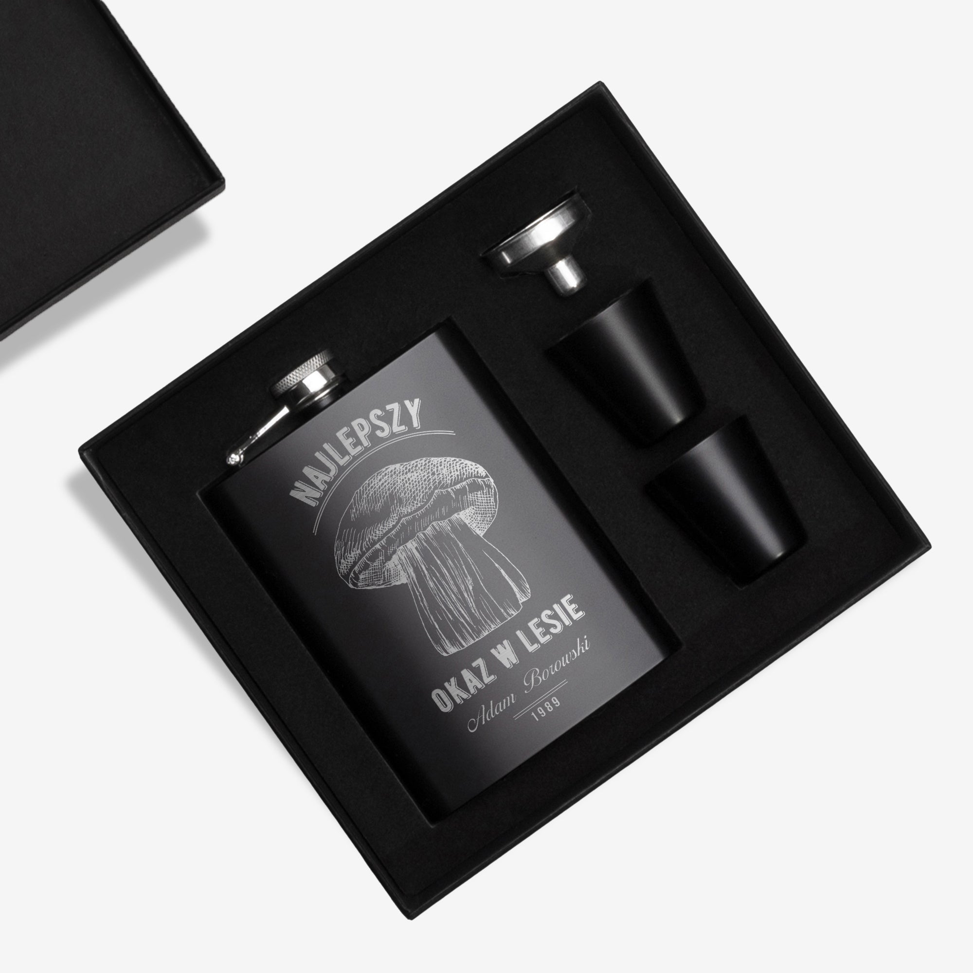 Piersiówka grawerowana z kieliszkami - prezent dla grzybiarza piersiówka z grawerem piersiówka na prezent