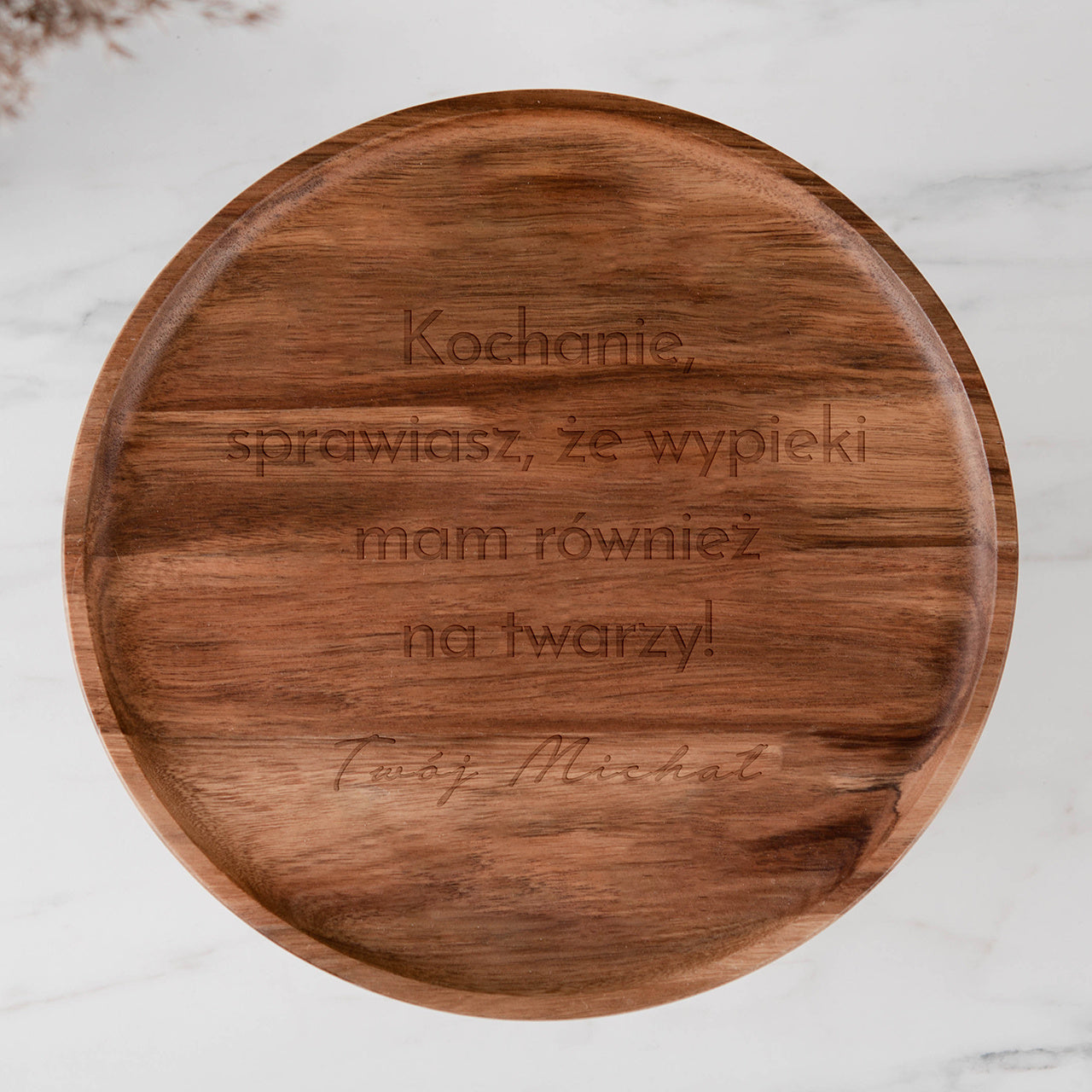 Drewniana patera z grawerem - praktyczny prezent dla żony