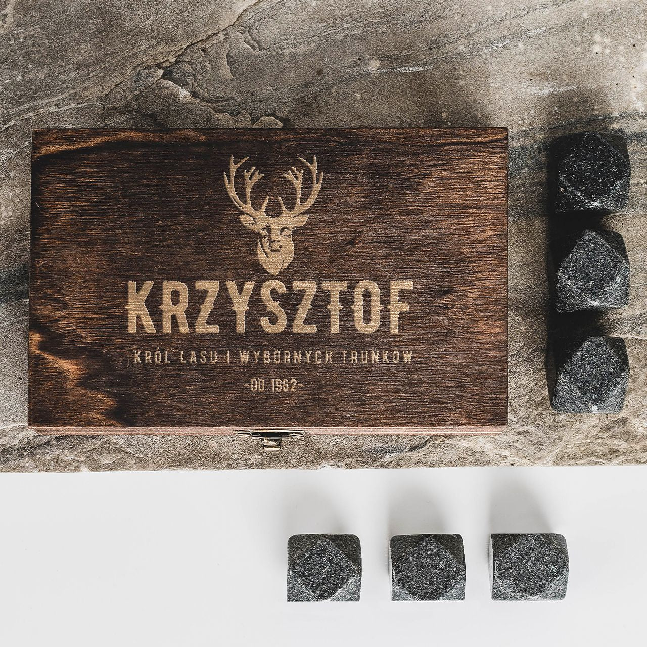 Grawerowane kamienie do whisky - prezent dla myśliwego kostki do whisky personalizowany prezent dla myśliwego