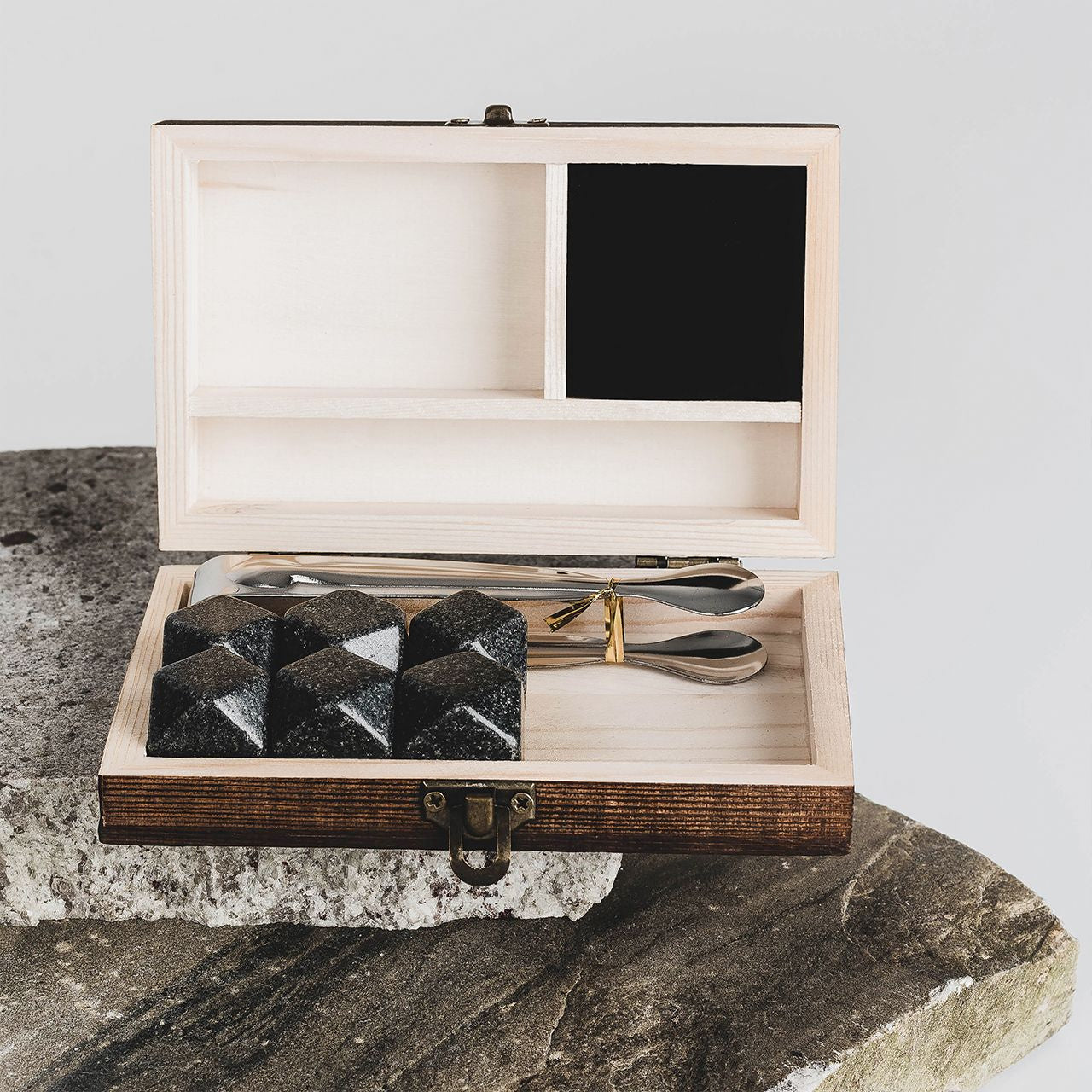 Grawerowane kamienie do whisky - prezent dla myśliwego kostki do whisky personalizowany prezent dla myśliwego