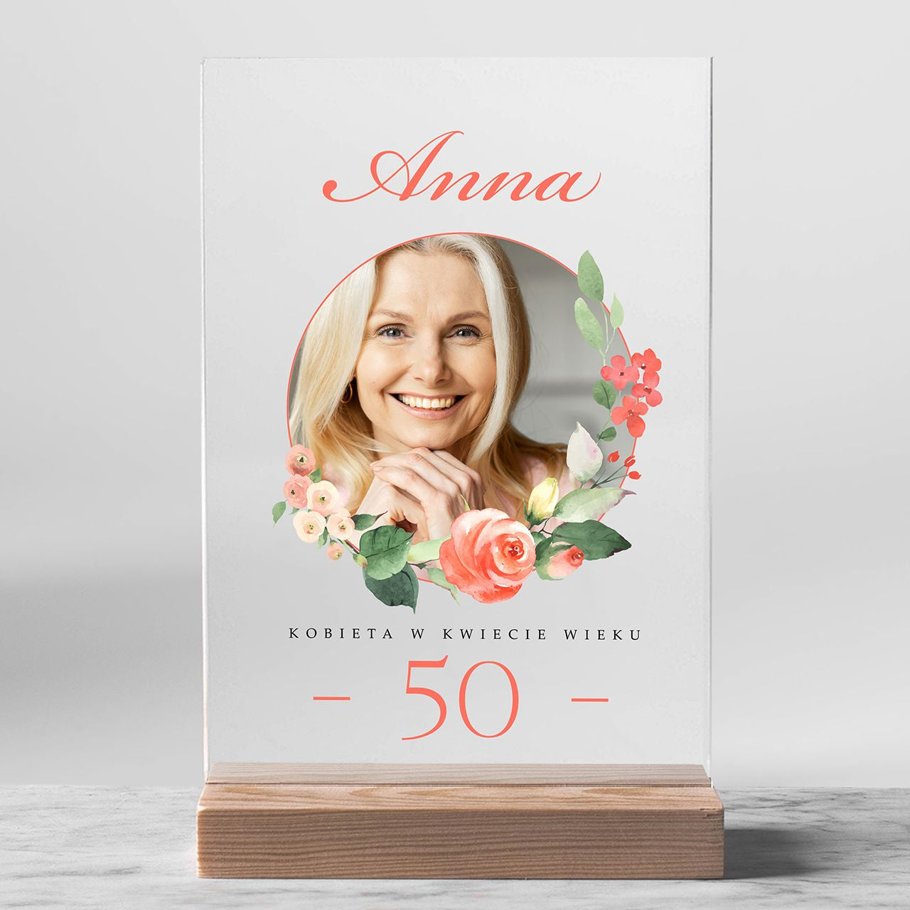 Statuetka na prezent z okazji 50 urodzin - Kobieta w kwiecie wieku