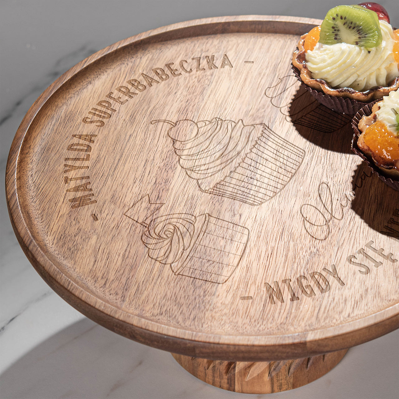 Personalizowana patera na babeczki - prezent dla kobiety