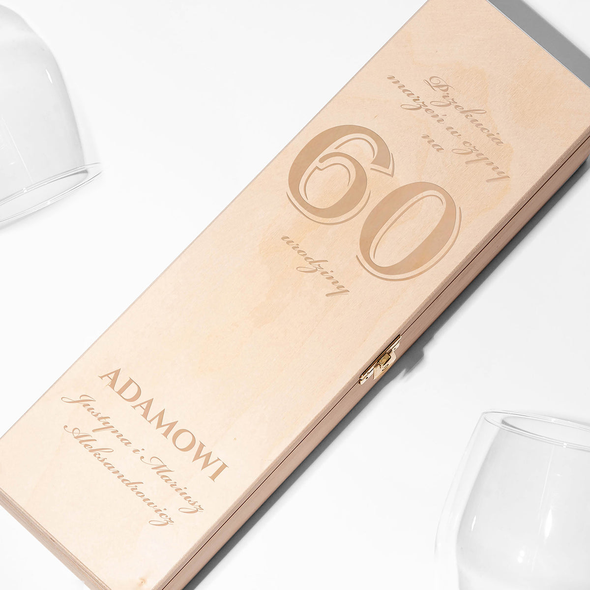 Grawerowana skrzynka na alkohol - prezent na 60. urodziny