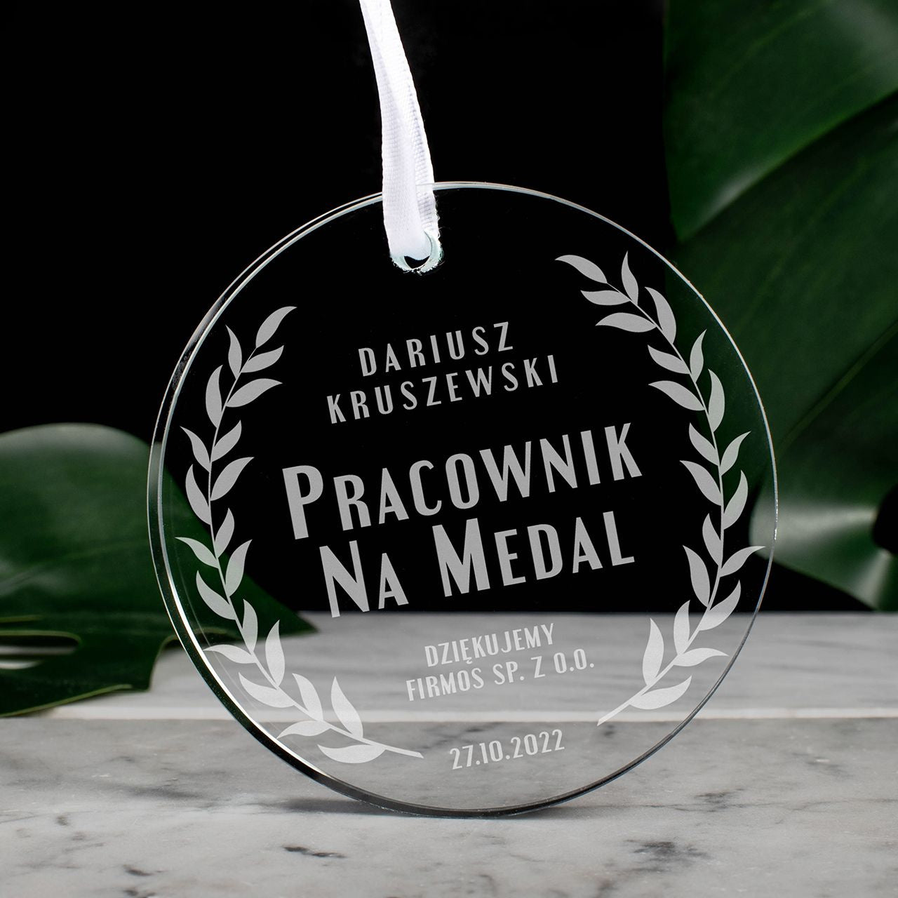 Grawerowana szklana zawieszka - Medal Dla Pracownika