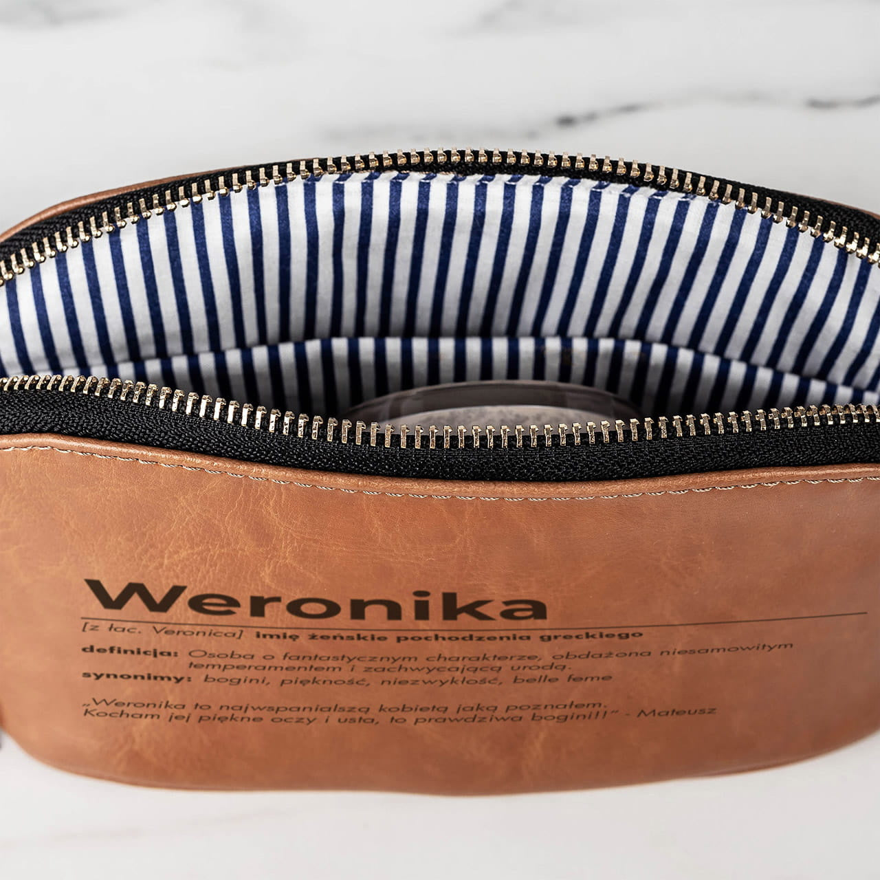 Personalizowana kosmetyczka damska - Definicja - prezent imieninowy dla niej skórzana kosmetyczka