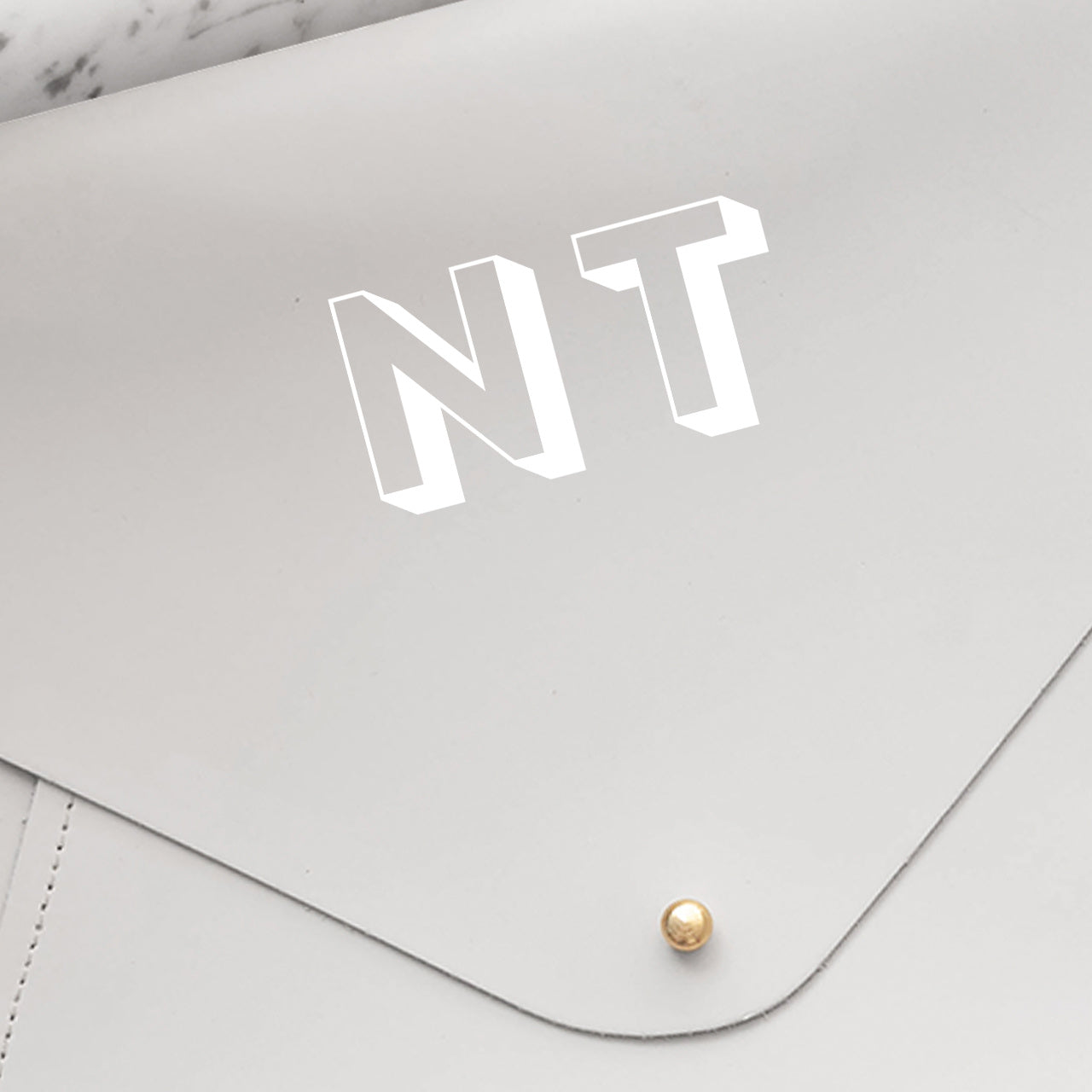 Skórzany case na laptopa - szary z inicjałami