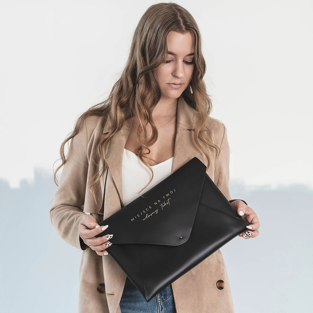Czarne skórzane etui na laptopa - twój tekst
