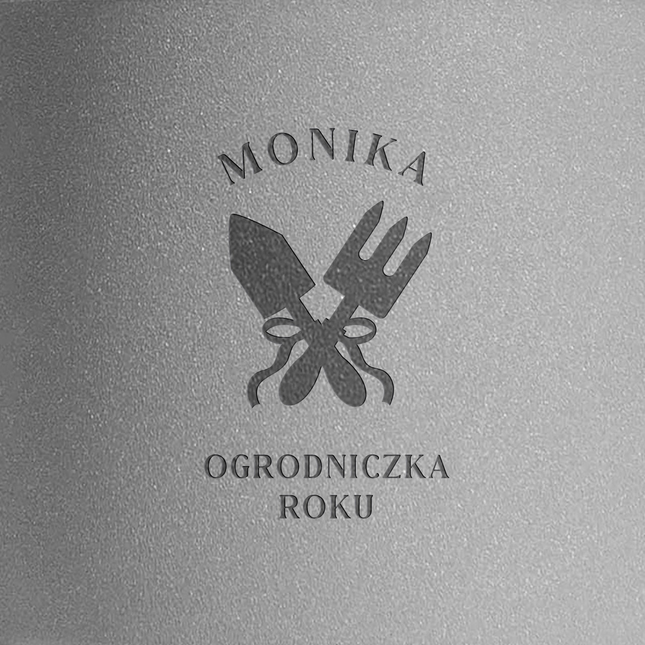 Grawerowana doniczka dla ogrodniczki