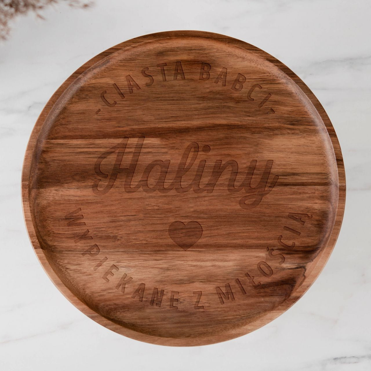 Drewniana patera na nóżce - praktyczny prezent na Dzień Babci