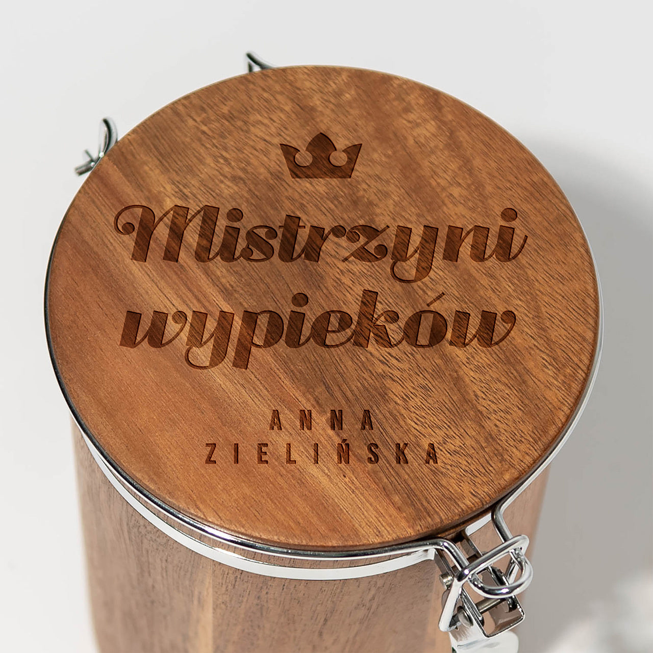 Grawerowany pojemnik na mąkę - prezent do kuchni