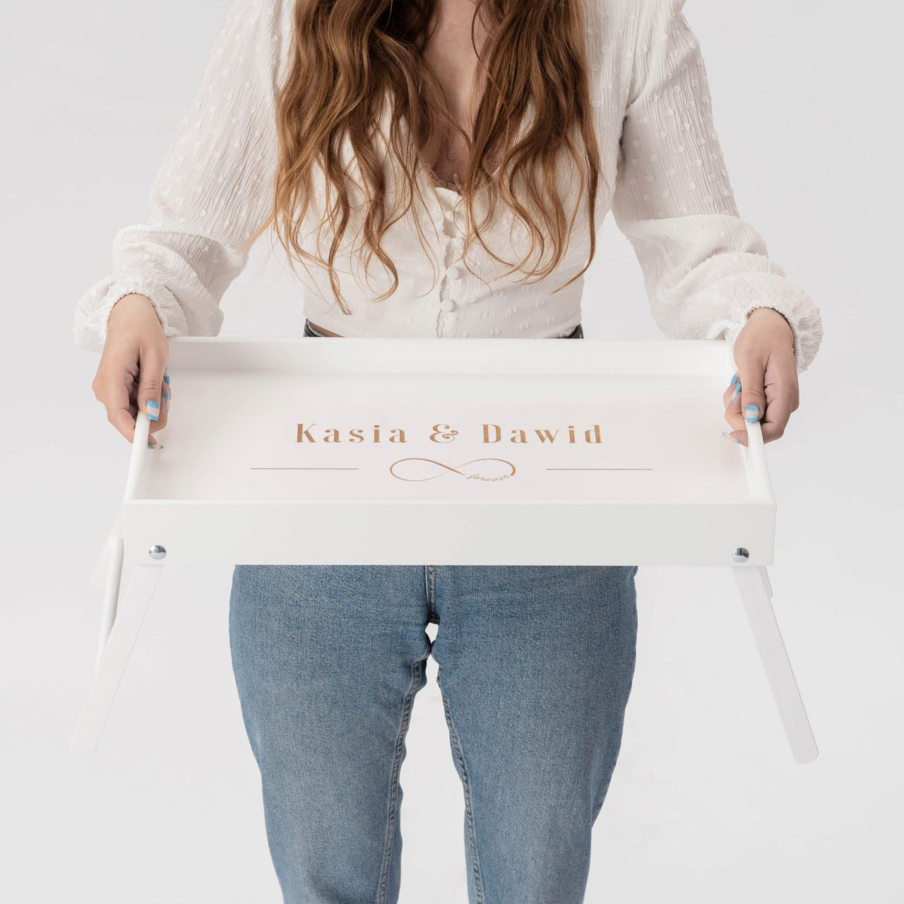 Grawerowany stolik śniadaniowy na prezent dla narzeczonych