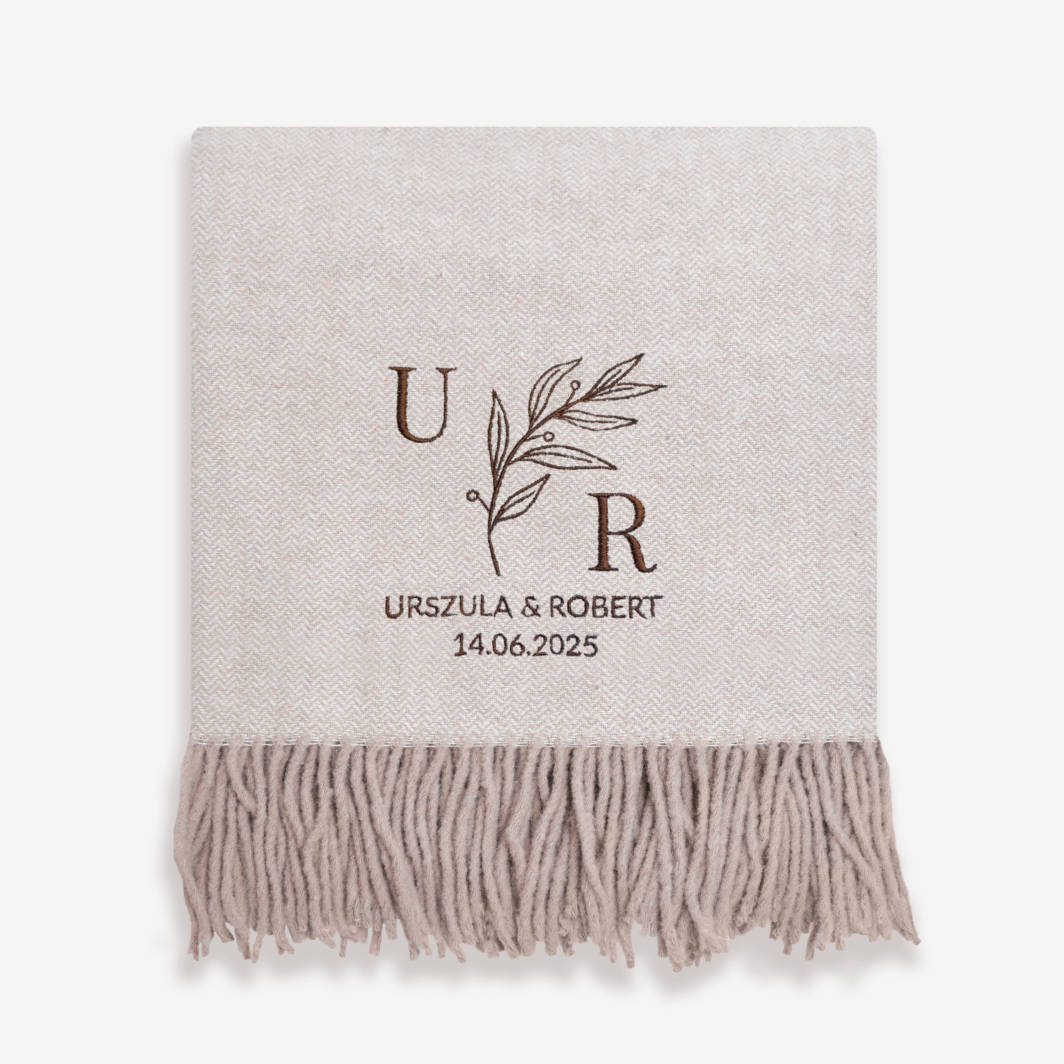 Haftowany koc z wełny - prezent ślubny dla znajomych koc z haftem personalizowany koc