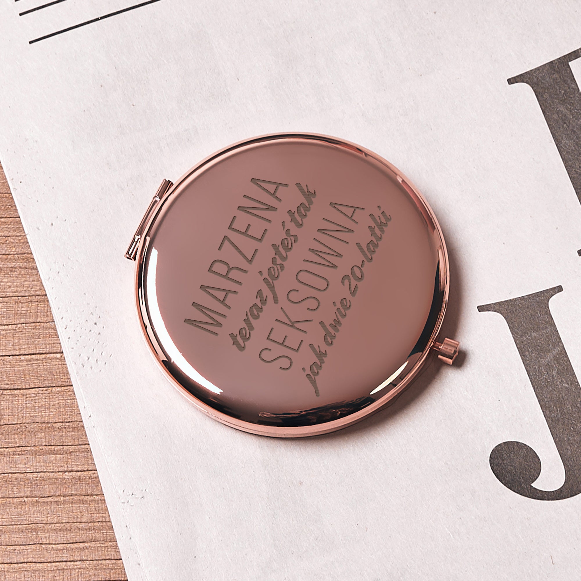 Lusterko grawerowane - śmieszny prezent na 40 dla kobiety