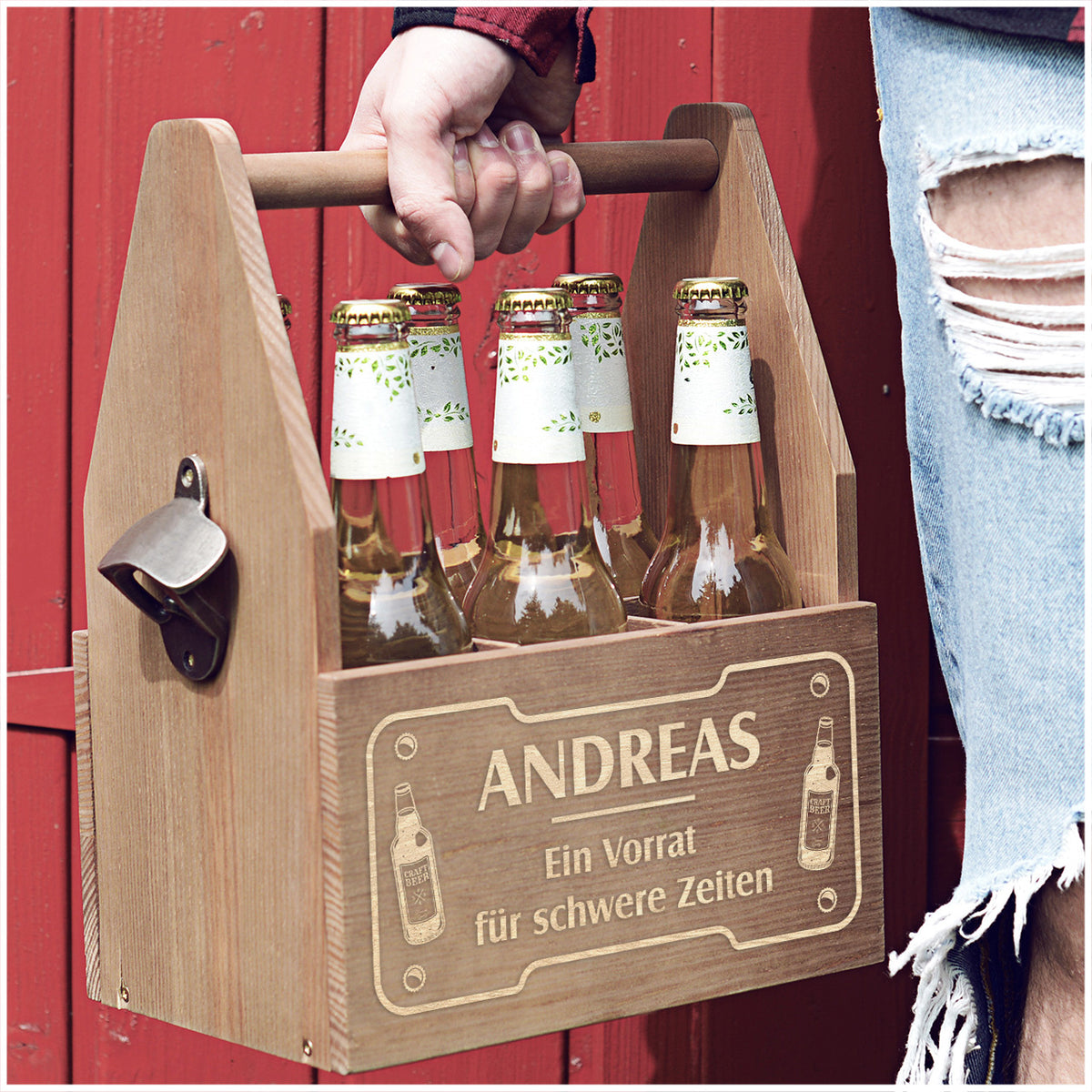 Gravierter Bierträger VORRAT FÜR SCHWERE ZEITEN Geschenk für Männer