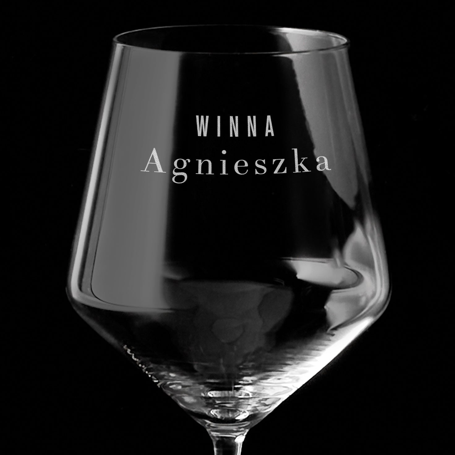 Grawerowany kieliszek do wina - prezent dla miłośniczki wina