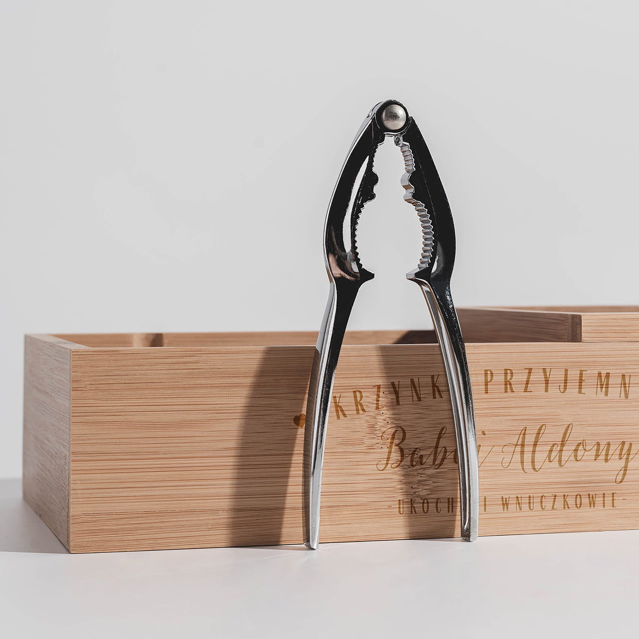 Dziadek do orzechów z pojemnikami na prezent dla babci dziadek do orzechów z grawerem dla babci