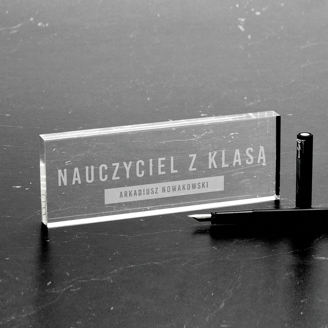 Tabliczka na biurko z grawerem - upominek na Dzień Nauczyciela