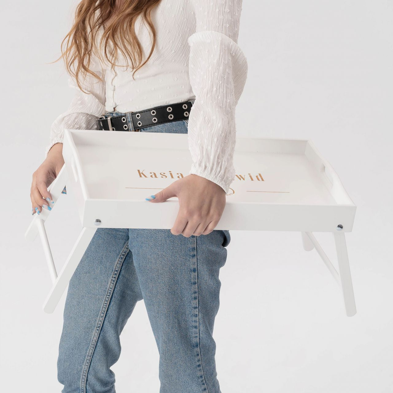 Grawerowany stolik śniadaniowy na prezent dla narzeczonych