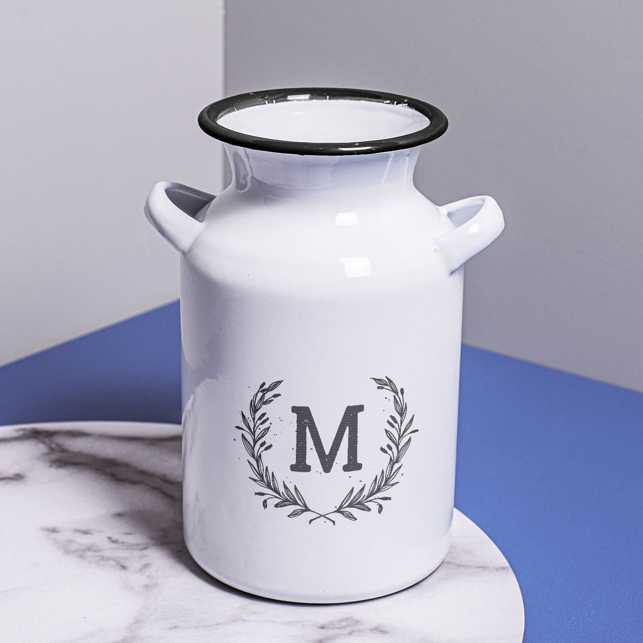Emaliowany wazon z monogramem