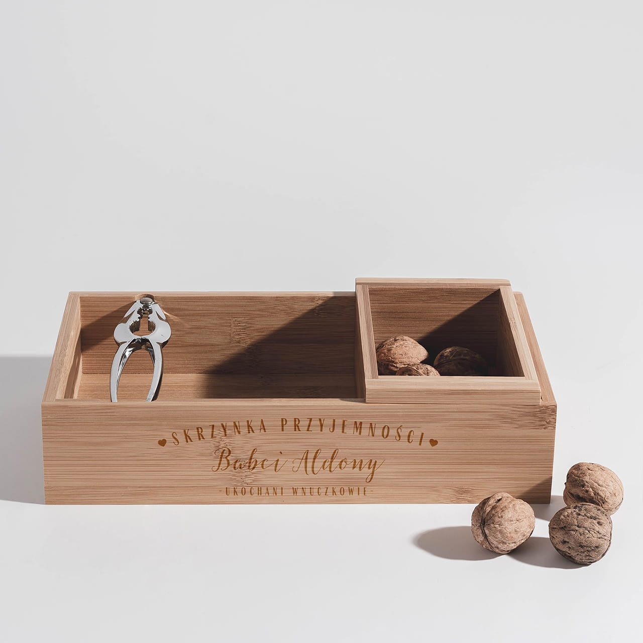 Dziadek do orzechów z pojemnikami na prezent dla babci dziadek do orzechów z grawerem dla babci
