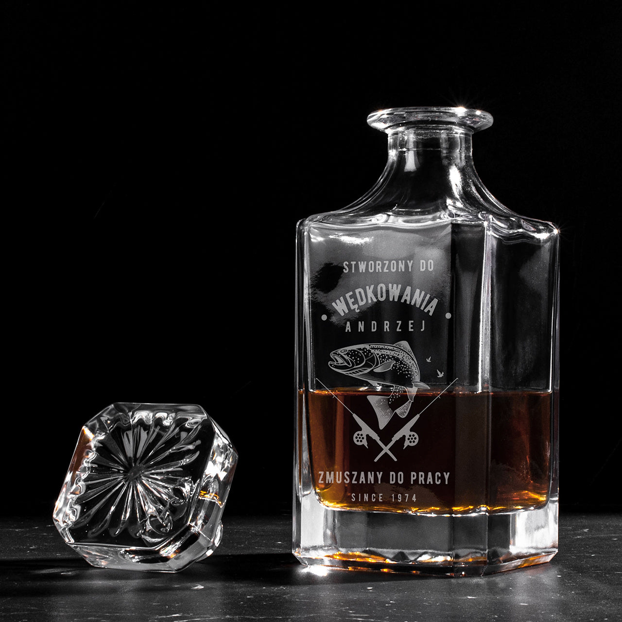 Grawerowana karafka do whisky - prezent dla wędkarza na urodziny