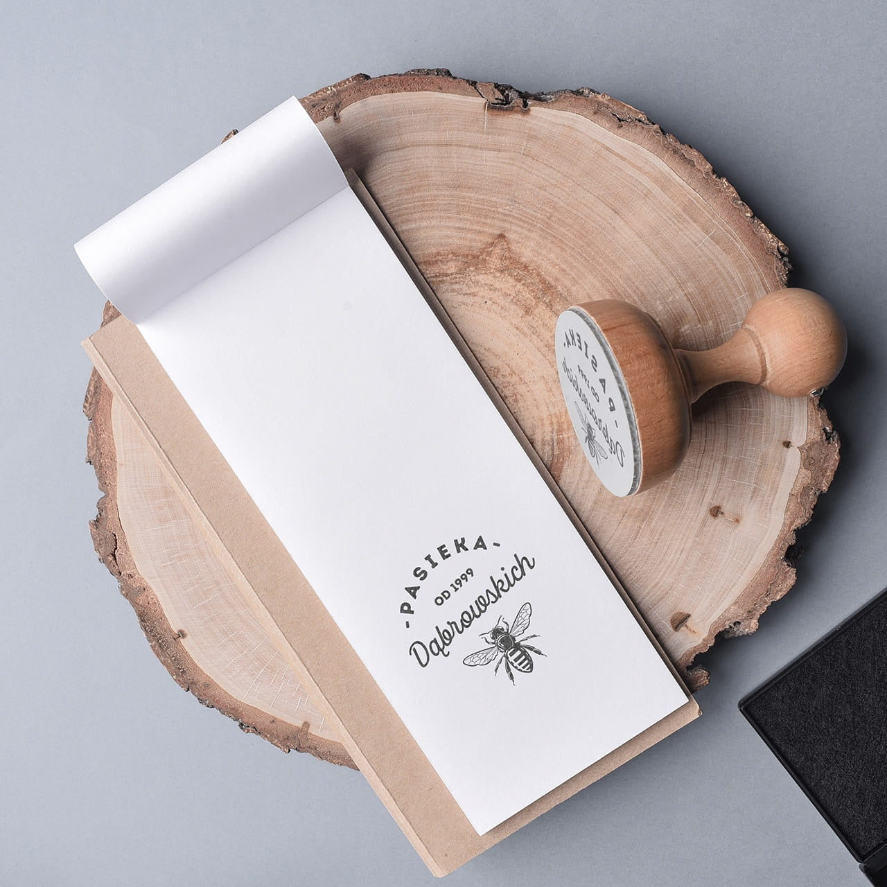 Drewniany stempel na prezent dla pszczelarza stempel personalizowany prezent dla miłośnika pszczół