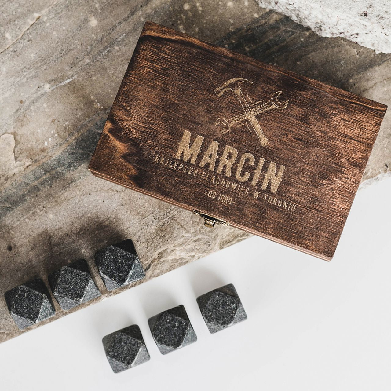 Kamienne kostki do whisky - pomysł na prezent dla majsterkowicza kamienie do whisky dla majsterkowicza