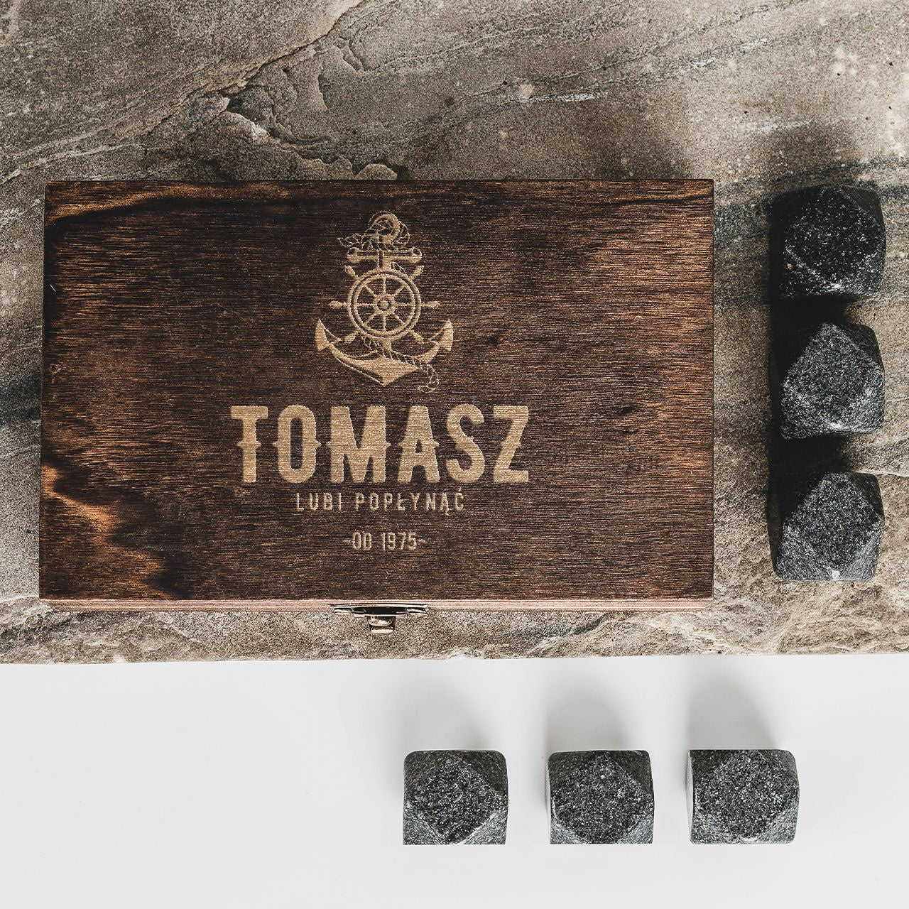 Personalizowane kamienie do whisky - prezent dla marynarza kamienne kostki do whisky