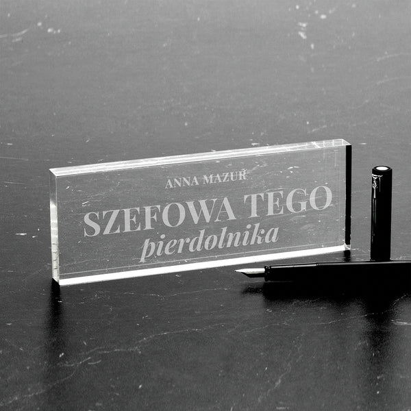 Grawerowany wizytownik - zabawny prezent dla szefowej