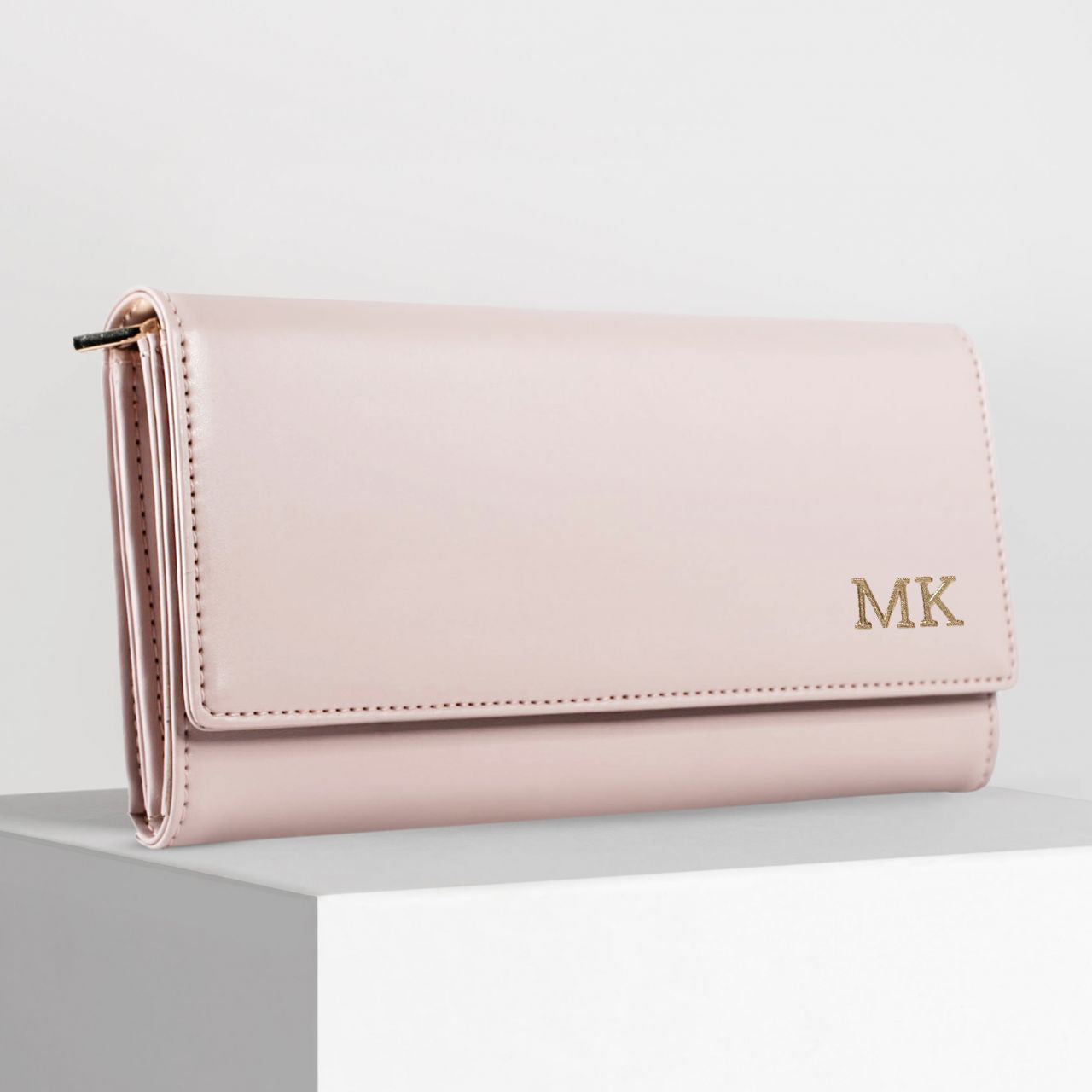 Damski portfel ze skóry ze złotymi inicjałami