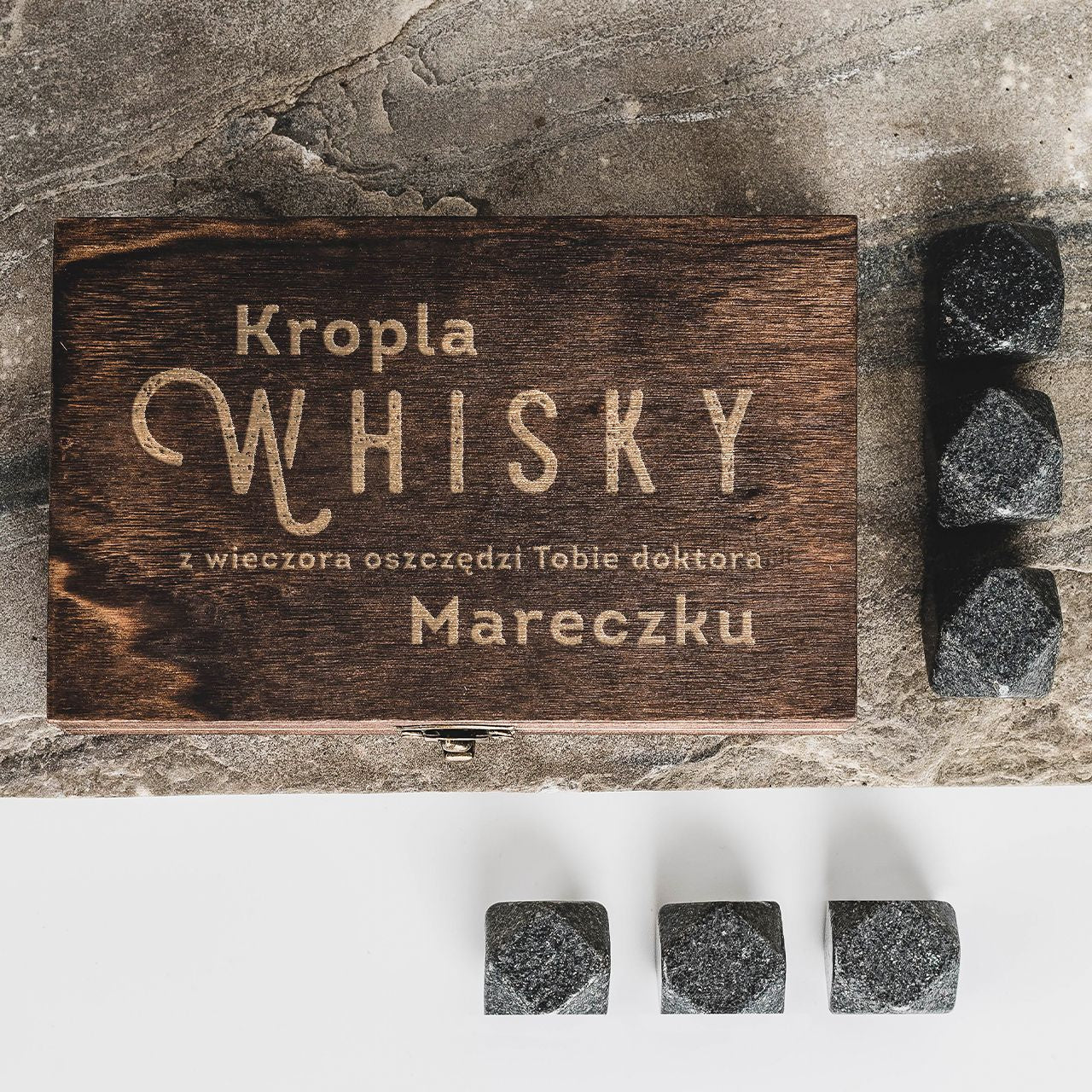 Kamienie do whisky w grawerowanym pudełku - elegancki prezent dla mężczyzny