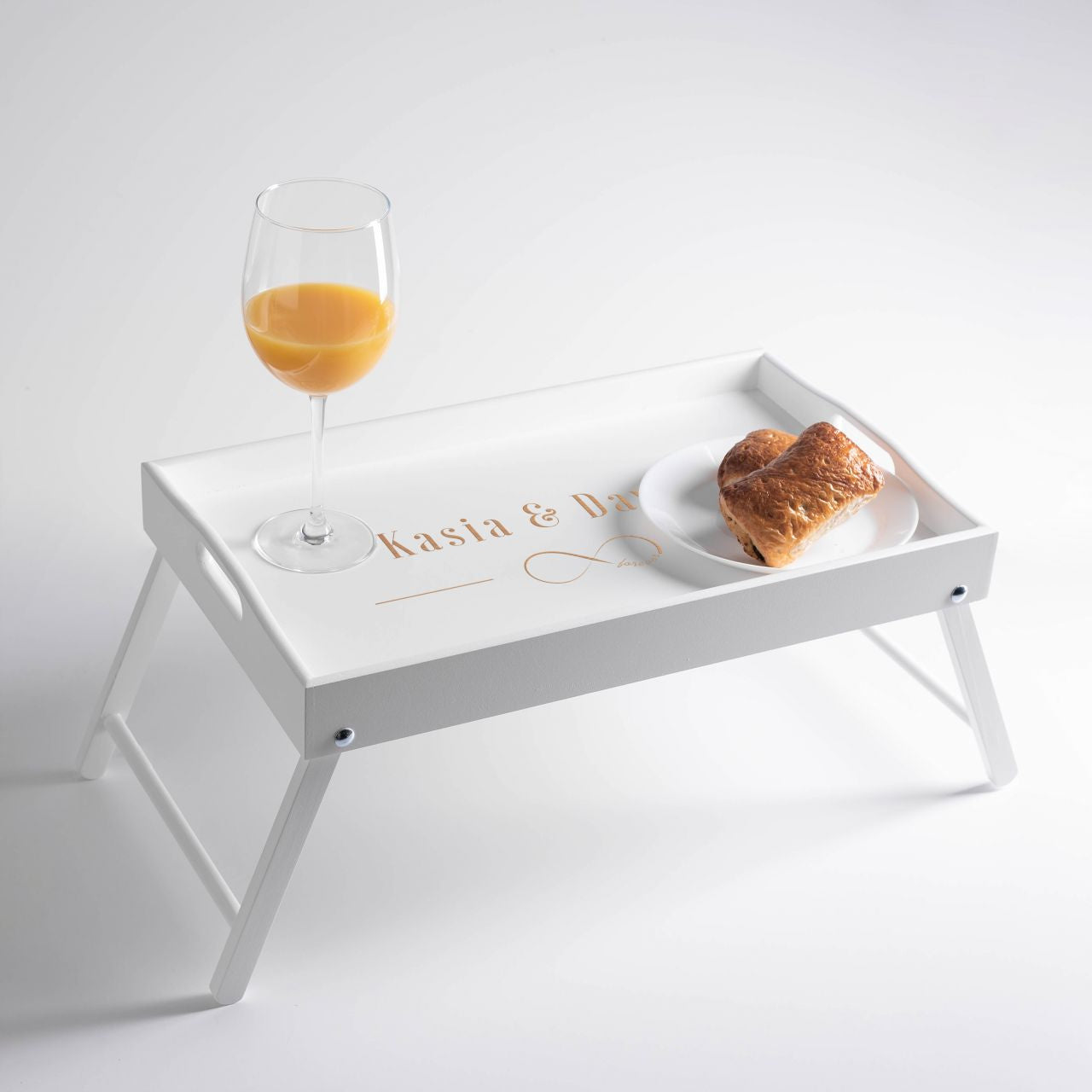 Grawerowany stolik śniadaniowy na prezent dla narzeczonych prezent dla pary stolik śniadaniowy do łóżka
