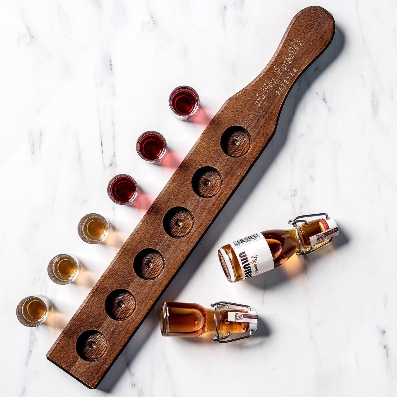 Deska z kieliszkami do shotów - prezent dla imprezowicza